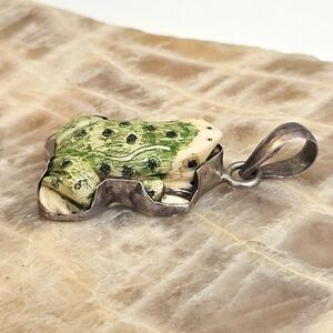 VINTAGE 925 SILVER-HAND CARVED DYED BONE-TOTEM SPIRIT FERTILITY TOAD PENDANT